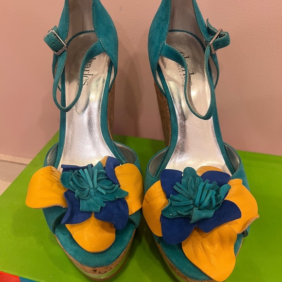 Charles David platform suede / cork wedge sandals w/ flower detail. Size 9 - Picture 3 of 7